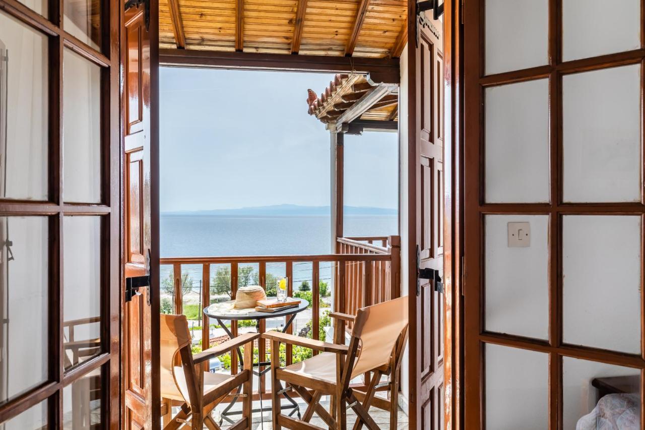 Lilian Beachfront Apartments Neo Klima Luaran gambar