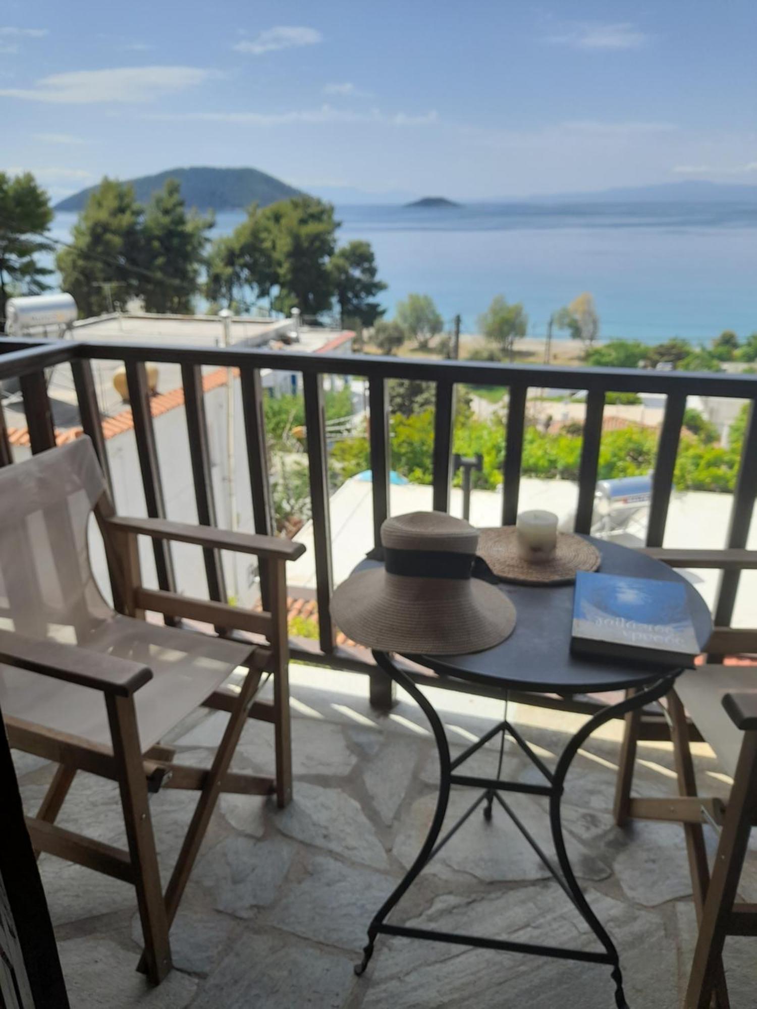 Lilian Beachfront Apartments Neo Klima Luaran gambar