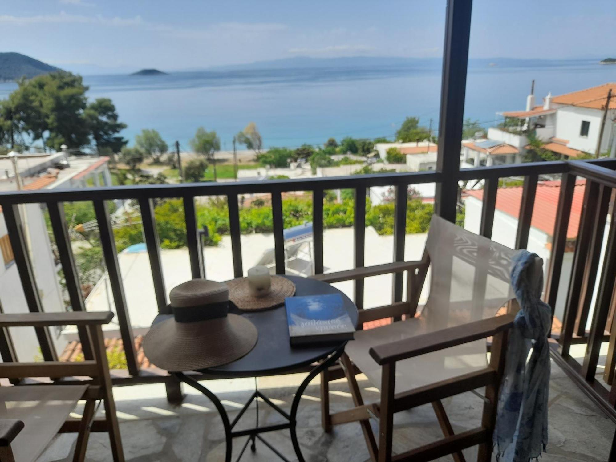 Lilian Beachfront Apartments Neo Klima Luaran gambar