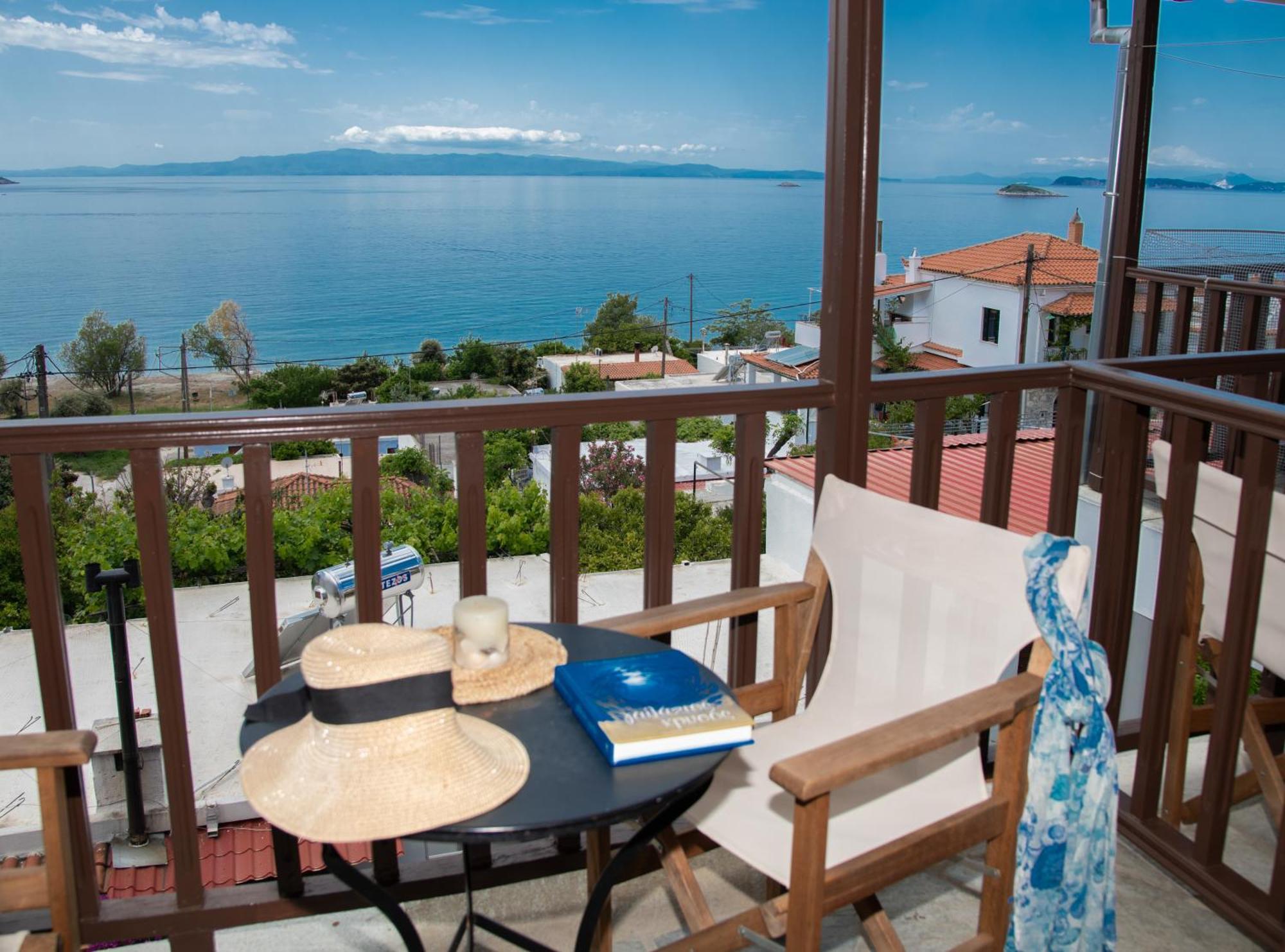 Lilian Beachfront Apartments Neo Klima Luaran gambar