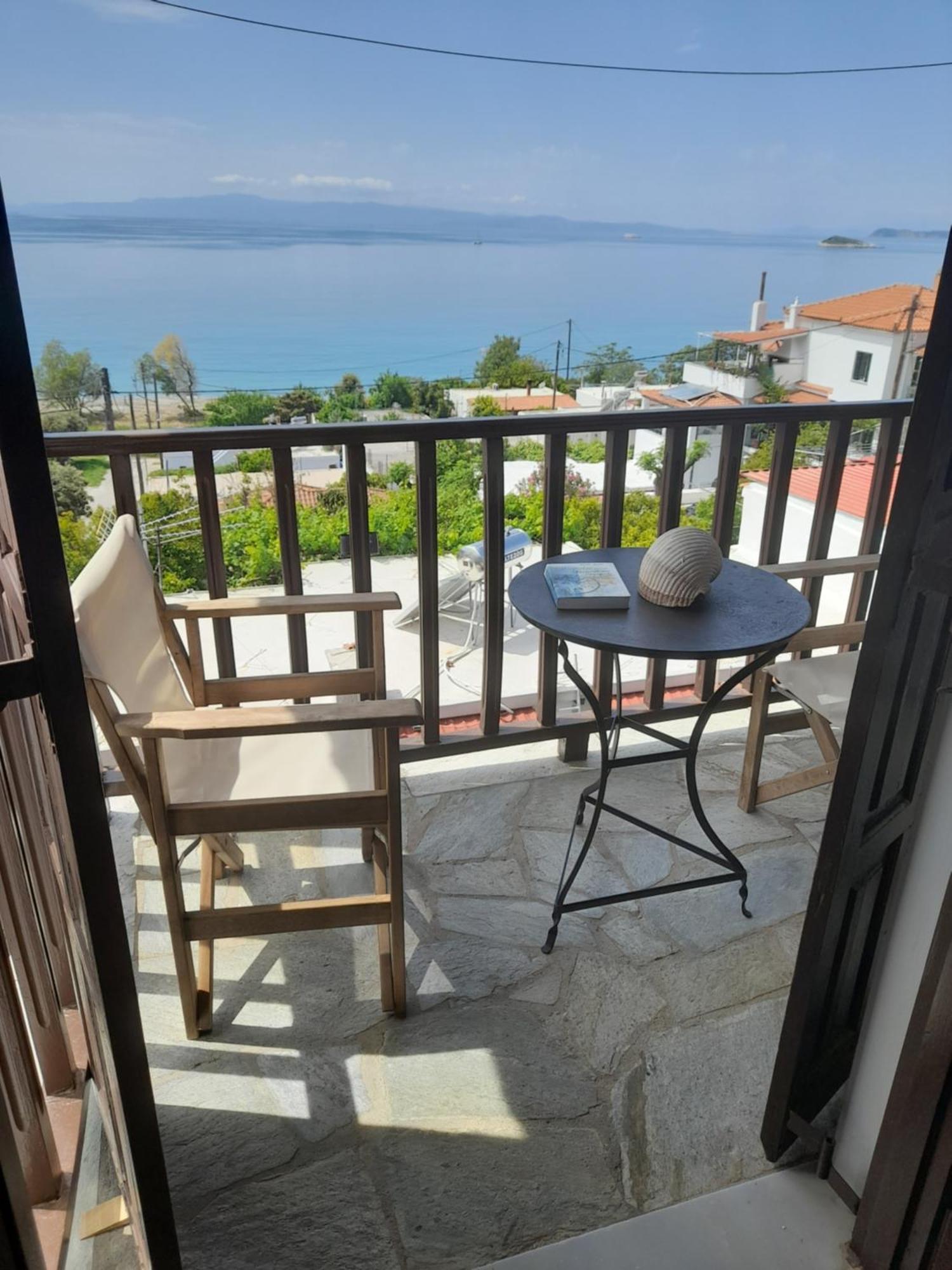 Lilian Beachfront Apartments Neo Klima Luaran gambar