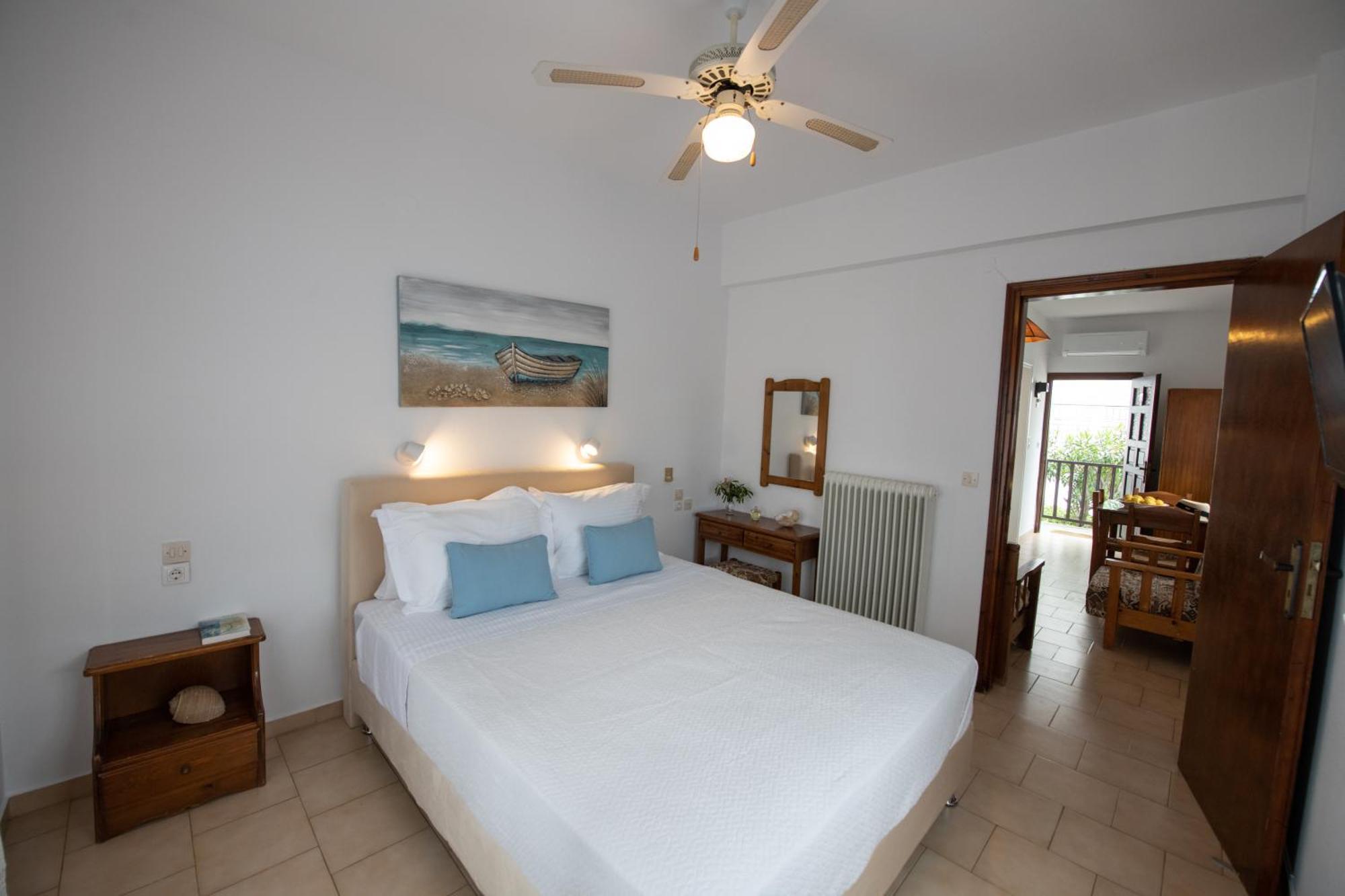 Lilian Beachfront Apartments Neo Klima Luaran gambar
