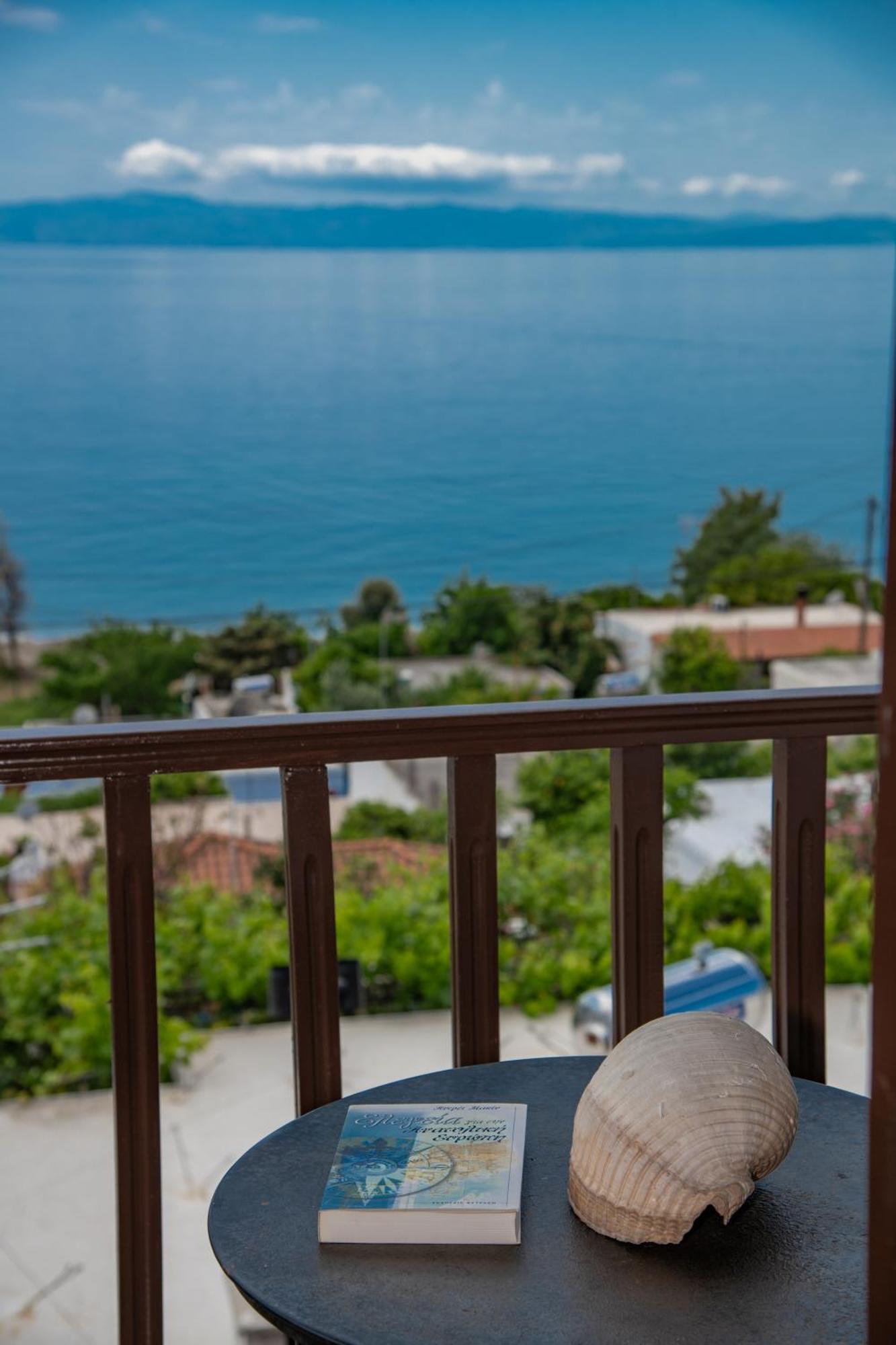 Lilian Beachfront Apartments Neo Klima Luaran gambar