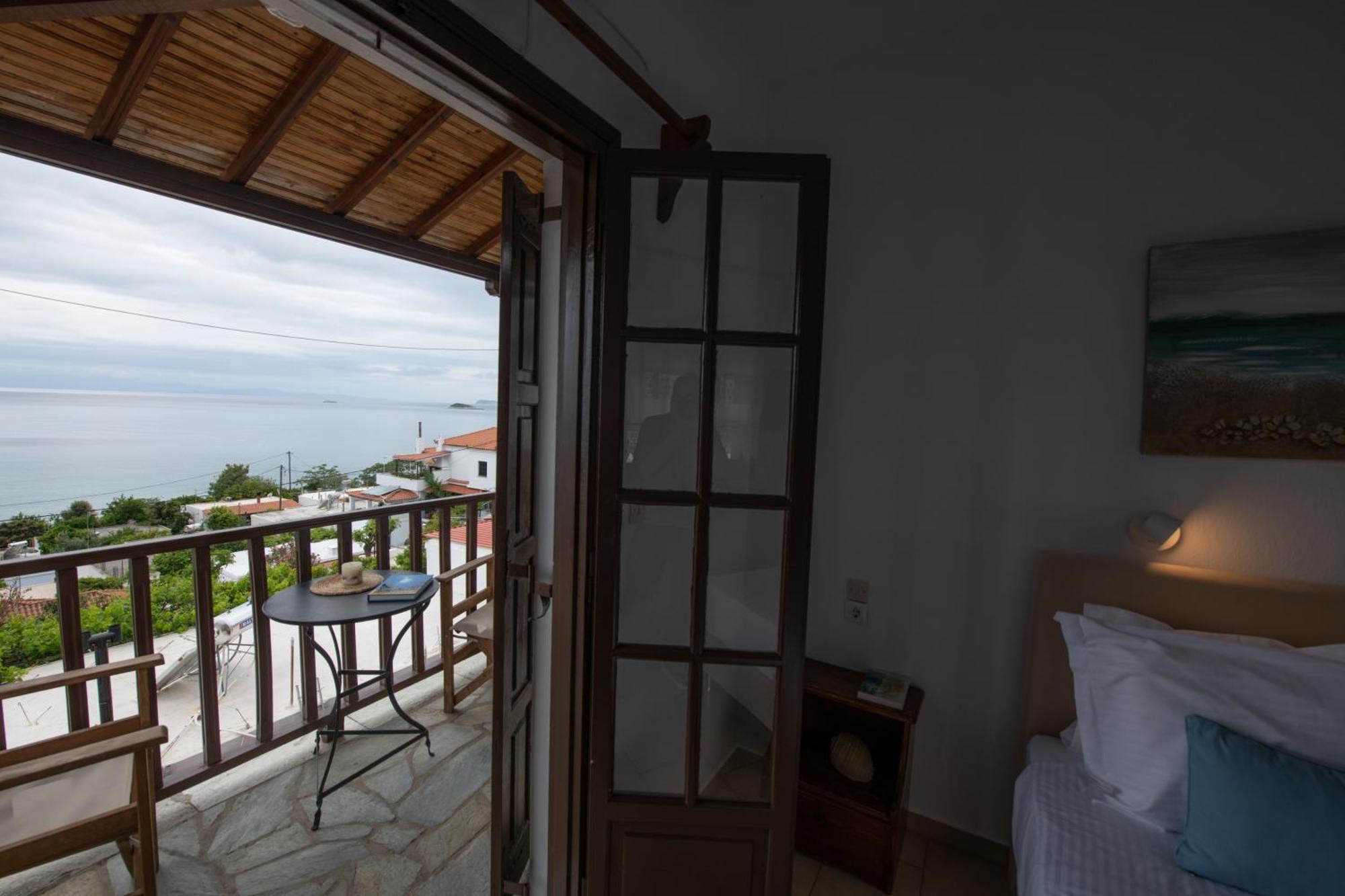 Lilian Beachfront Apartments Neo Klima Luaran gambar