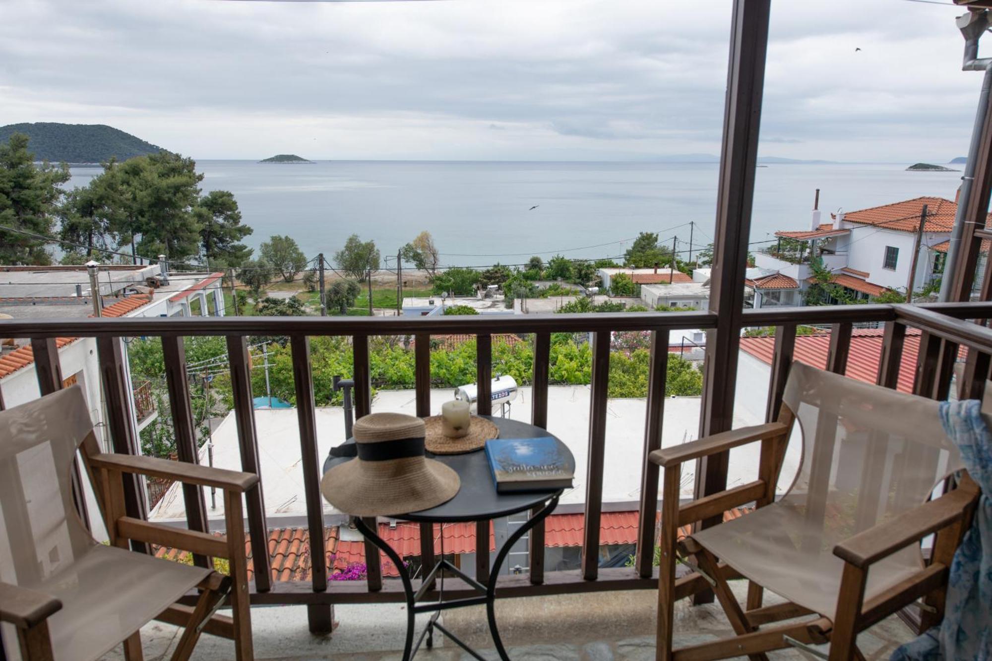 Lilian Beachfront Apartments Neo Klima Luaran gambar